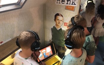 Kinderen in de trailer bekijken een video met koptelefoon op