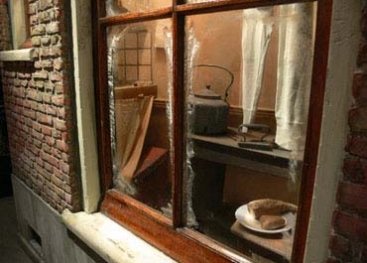 Close-up van de nagebouwde keuken in het museum