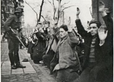 Razzia op het Waterlooplein, februari 1941. 425 joodse mannen worden met geweld opgepakt.
